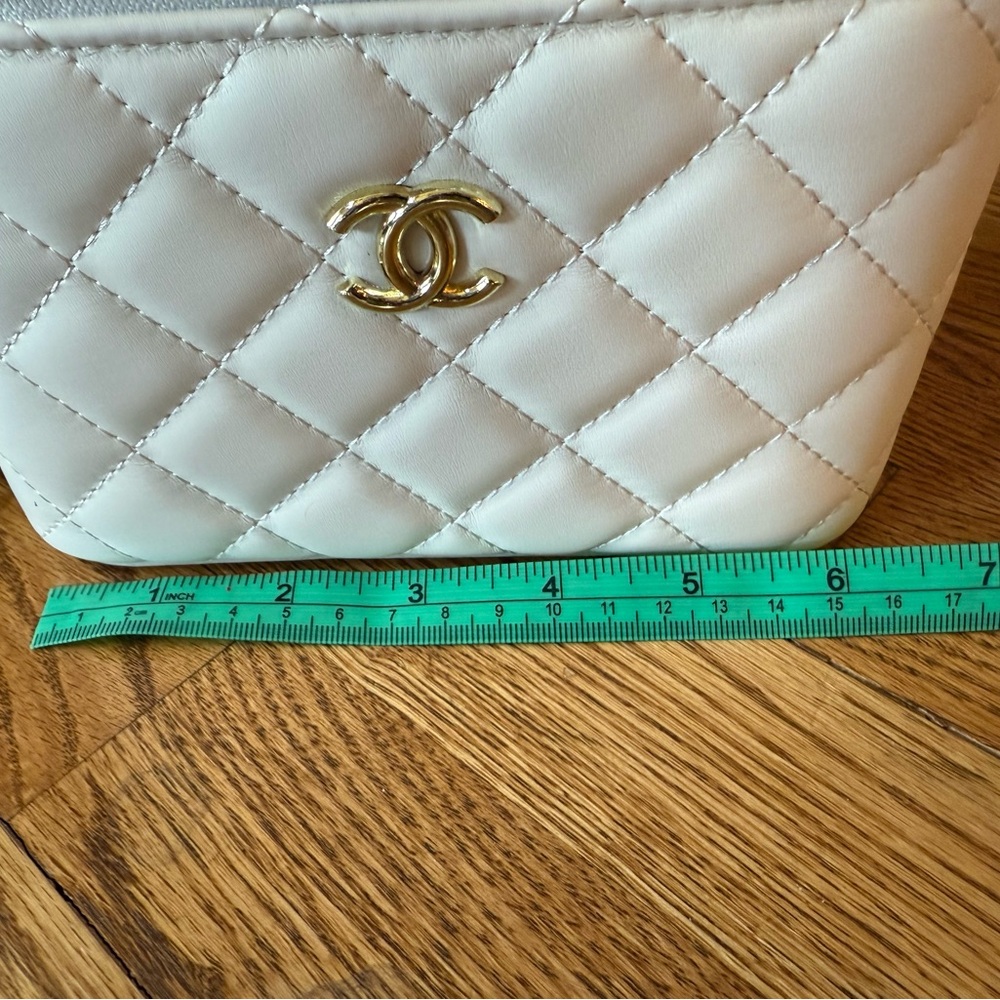 Chanel GWP white quilted vanity - Picture 5 of 6